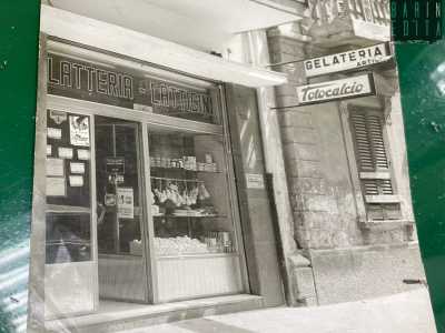Il signore ci mostra infatti delle foto d�epoca che ritraggono il vecchio negozio con tanto di insegna che affiancava la parola �Gelateria� a �Totocalcio� e con le vetrine che da un lato pubblicizzavano il gioco e dall�altro esponevano scamorze e uova